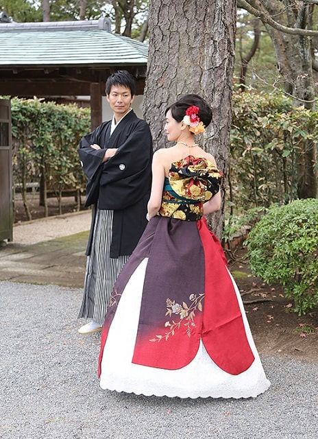 黒と赤を基調とした着物ドレス - オリエンタルな美が華やかな結婚式