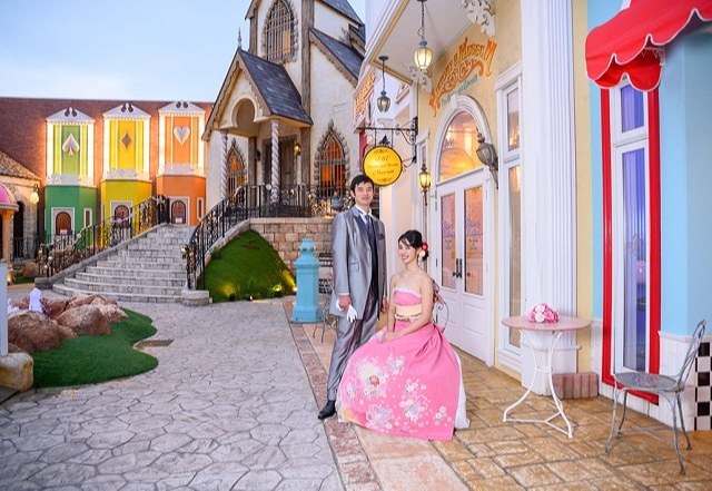 ピンクの鞠模様の振袖をドレス風に着付け - 結婚式の前撮りイメージ